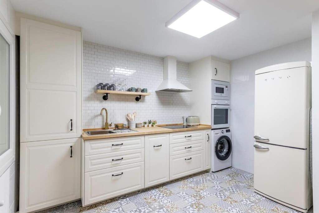 Apt In The Old Town With Cool Terrace!! Private Parking Bilbao Eksteriør bilde